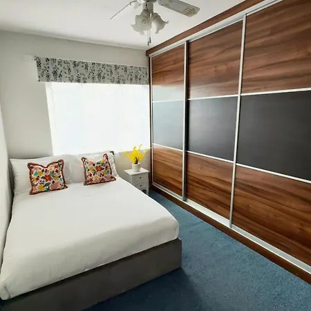 Luxury House In Ilford 21 Minute Train Journey From Central London Exterior photo