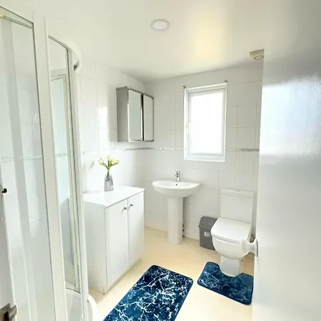 Luxury House In Ilford 21 Minute Train Journey From Central London Exterior photo