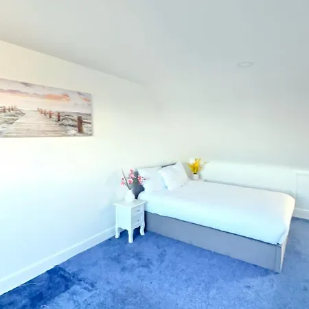 Luxury House In Ilford 21 Minute Train Journey From Central London Exterior photo