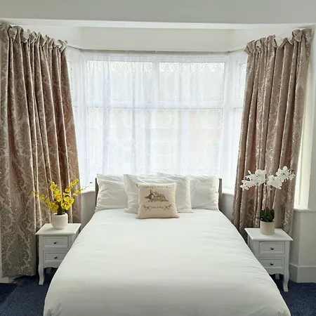 Luxury House In Ilford 21 Minute Train Journey From Central London Exterior photo