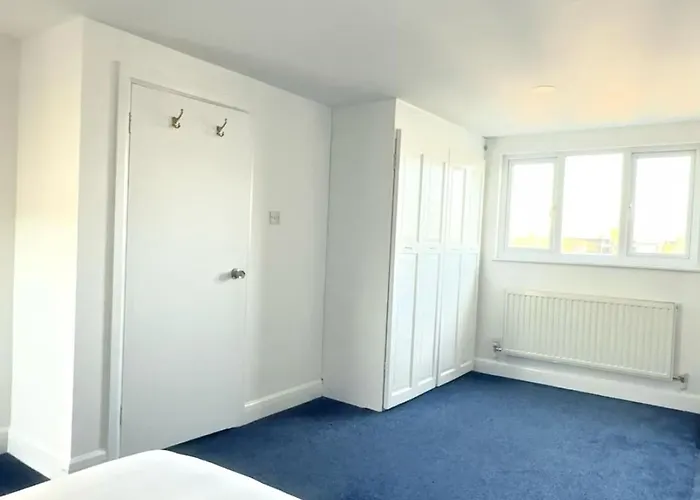 Luxury House In Ilford 21 Minute Train Journey From Central London