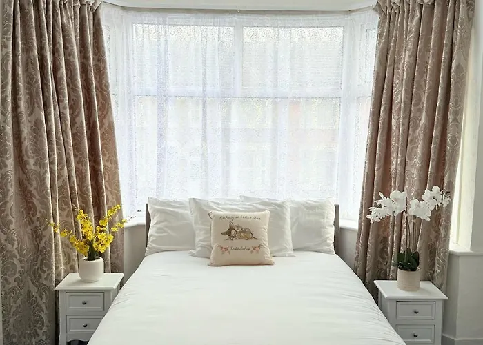 Luxury House In Ilford 21 Minute Train Journey From Central London