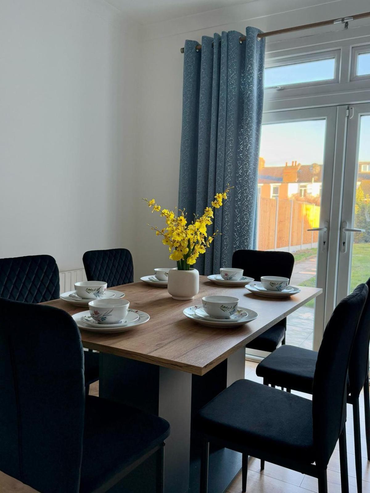Luxury House In 21 Minute Train Journey From London Appartement Ilford