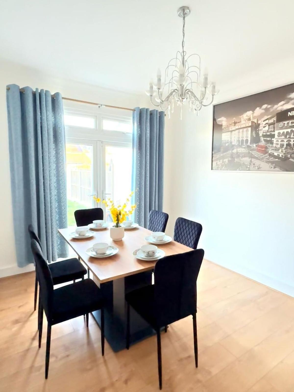 Luxury House In 21 Minute Train Journey From London Apartment Ilford